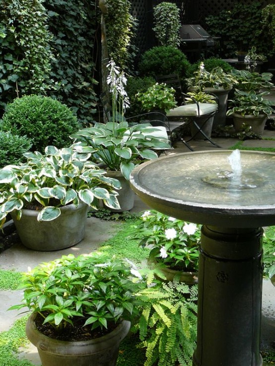 une fontaine en forme de bol est une belle idée pour de nombreux jardins et cours, elle ne prend pas beaucoup de place mais elle vous permet de profiter du bruit de l'eau qui tombe une fontaine en forme de bol est une belle idée pour de nombreux jardins et cours, elle ne prend pas beaucoup de place mais elle vous permet de profiter du bruit de l'eau qui tombe