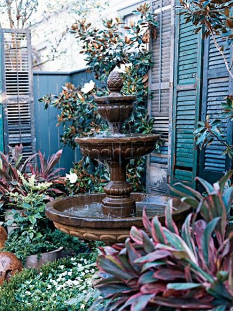 une belle fontaine vintage à plusieurs niveaux donnera une touche vintage raffinée à l'espace et le rendra fantastique une belle fontaine vintage à plusieurs niveaux donnera une touche vintage raffinée à l'espace et le rendra fantastique