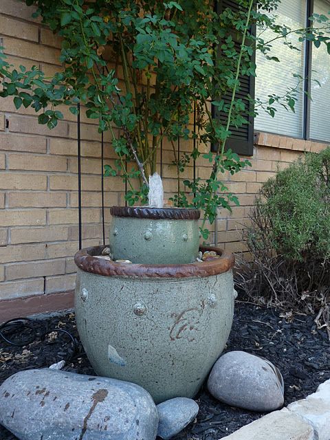 une fontaine en porcelaine verte entourée de rochers est une belle idée pour un jardin zen, elle apportera harmonie et beauté à l'espace une fontaine en porcelaine verte entourée de rochers est une belle idée pour un jardin zen, elle apportera harmonie et beauté à l'espace