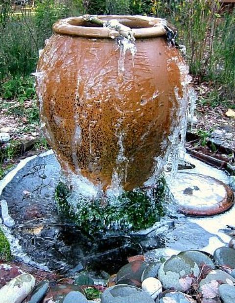 une fontaine de jardinière créative avec des galets et de la verdure est une belle idée pour un jardin moderne avec une ambiance rustique une fontaine de jardinière créative avec des galets et de la verdure est une belle idée pour un jardin moderne avec une ambiance rustique