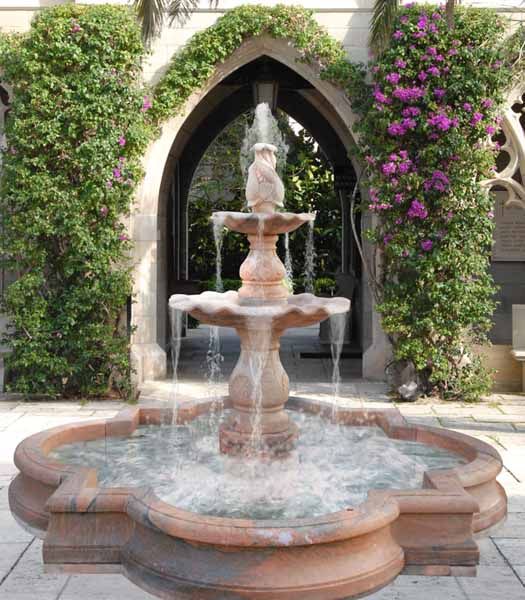 une grande fontaine en pierre à plusieurs niveaux est un espace très élégant et chic, elle donnera cette atmosphère coloniale espagnole raffinée au jardin une grande fontaine en pierre à plusieurs niveaux est un espace très élégant et chic, elle donnera cette atmosphère coloniale espagnole raffinée au jardin