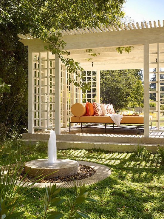 une fontaine minimaliste en pierre et décorée de nombreux galets est une belle idée pour un jardin moderne ou minimaliste une fontaine minimaliste en pierre et décorée de nombreux galets est une belle idée pour un jardin moderne ou minimaliste