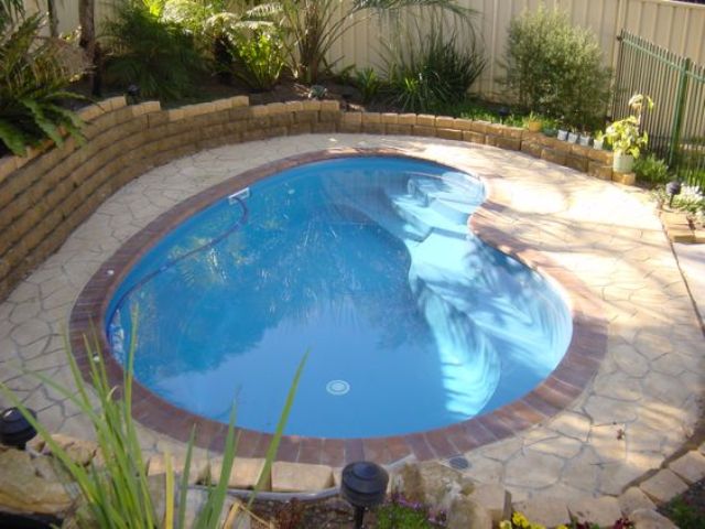 kidney-shaped outdoor plunge pool