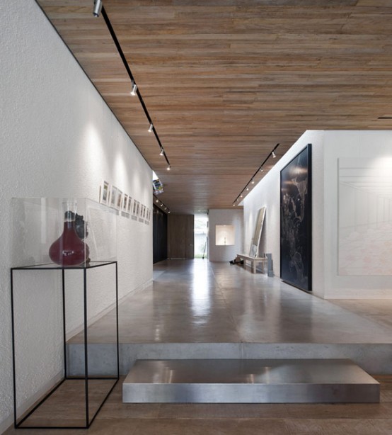 Light And Spacious House In Brazil For Art Lovers