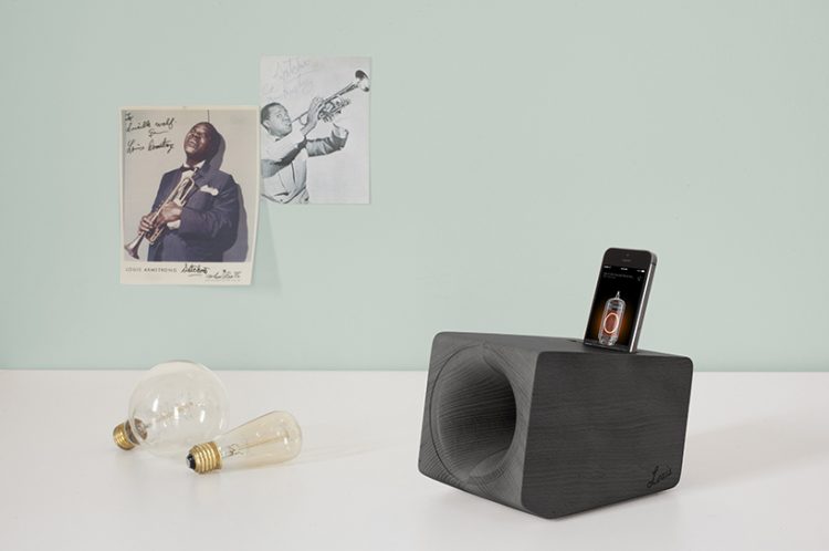 iPhone Dock Speakers That Mimics The Sound Of Vintage Vinyl Records