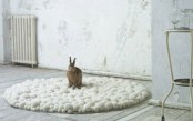 a white pompom or pebble rug of pieces of various sizes is a creative and peaceful decor idea