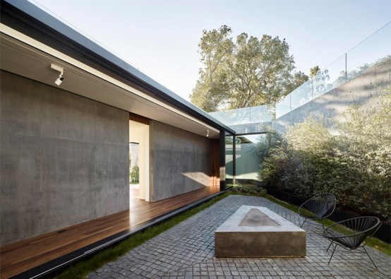 Luxurious Glazed Home In A Slope Of An Oak Grove