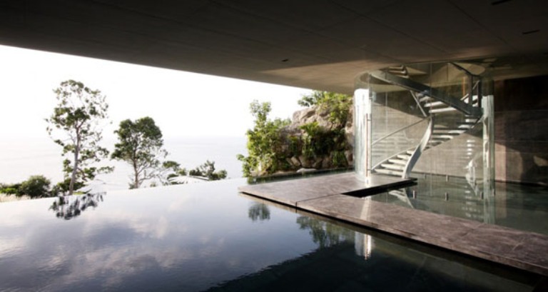 Luxury Modern Villa With Infinite Water Surface