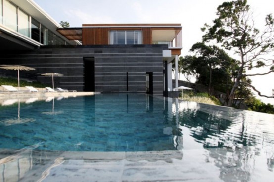 Luxury Modern Villa With Infinite Water Surface