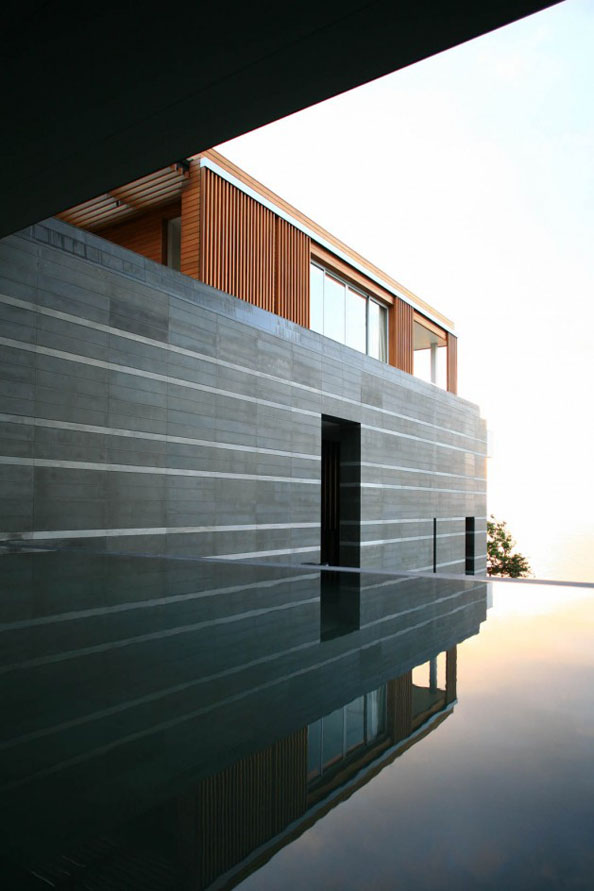 Luxury Modern Villa With Infinite Water Surface