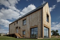 marketka-barn-house-with-ultra-minimalist-interiors-1