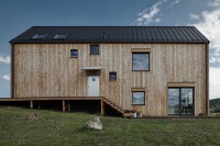 marketka-barn-house-with-ultra-minimalist-interiors-2