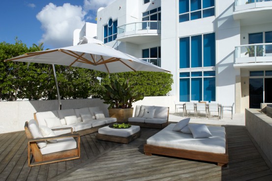 Contemporary Miami Beach Townhouse With Airy Interior And Relaxing Outdoor Spaces