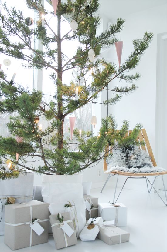 22 Minimalist And Modern Christmas Tree Décor Ideas - DigsDigs