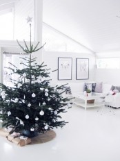a modern Christmas tree decorated with only white and silver ornaments is a lovely idea for a modern or minimalist space and is very easy to realize – no need to puzzle over its decor