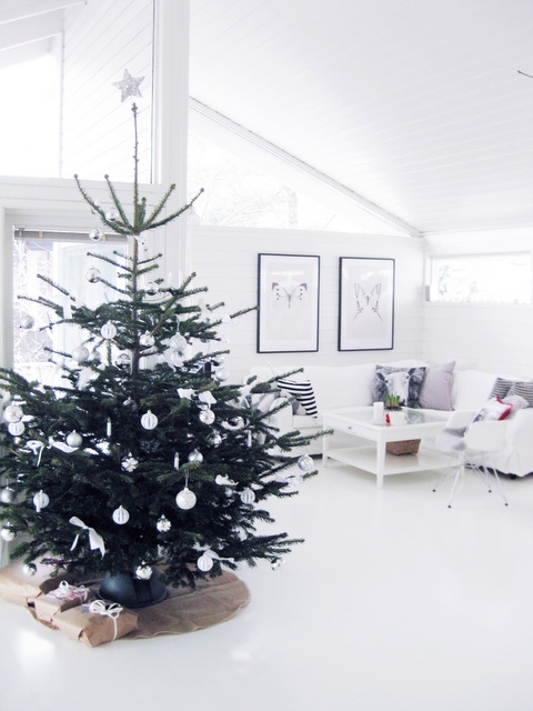 a modern Christmas tree decorated with only white and silver ornaments is a lovely idea for a modern or minimalist space and is very easy to realize - no need to puzzle over its decor