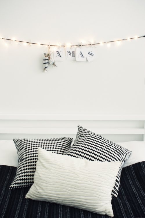 a light garland with black and white letters, wrapped candies is a stylish monochromatic decor idea