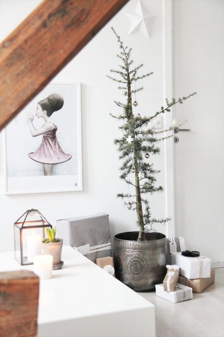 a Christmas tree in metallic pot, metallic ornaments for a Nordic minimalist look