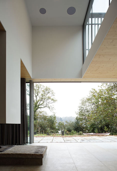 Minimalist House With A Glazed Facade