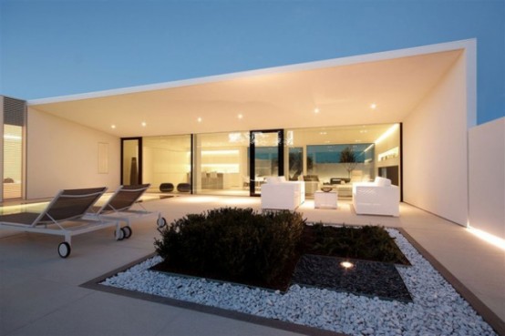 Minimalist White House In Lido Island, Venezia