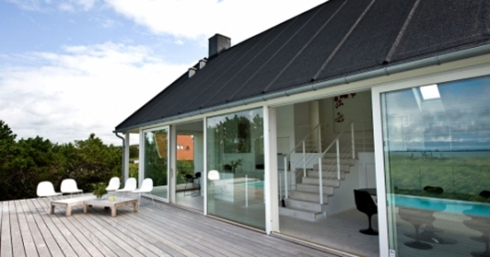 Modern Cottage Design with Open Plan and Dark Wooden Exterior