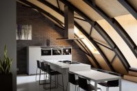 modern-dark-penthouse-with-steel-beam-structures-3