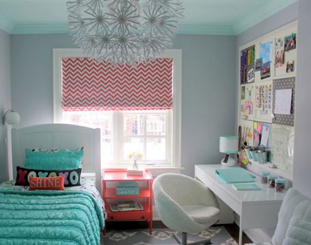 a small yet bright teen girl bedroom with pink, red and turquoise touches and a gallery wall and a floral chandelier