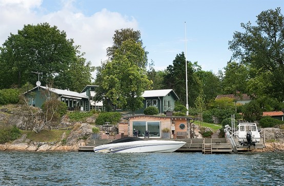 Contemporary Villa With a Cottage On Large Lakeside Site