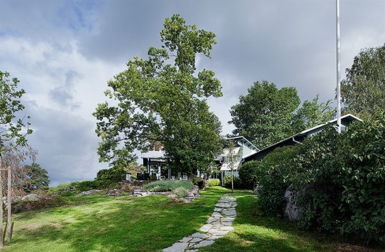 Modern Villa On Lakeside