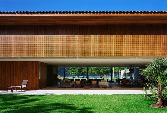 Natural Minimalism In Open Beach House Design