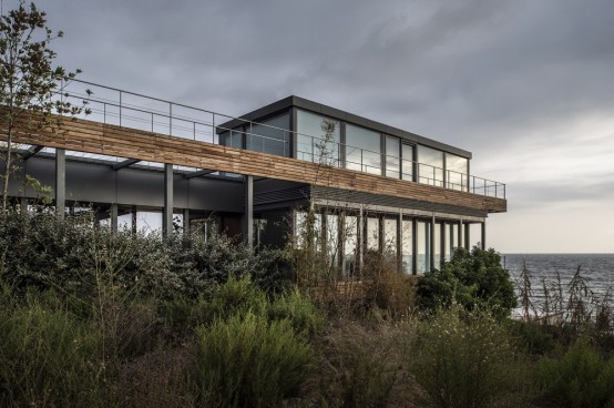 Oceanfront Oasis: Amchit Residence With Minimalist Design