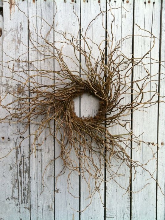 such a twig textural wreath will be a nice solution for Halloween, it's scary and bold