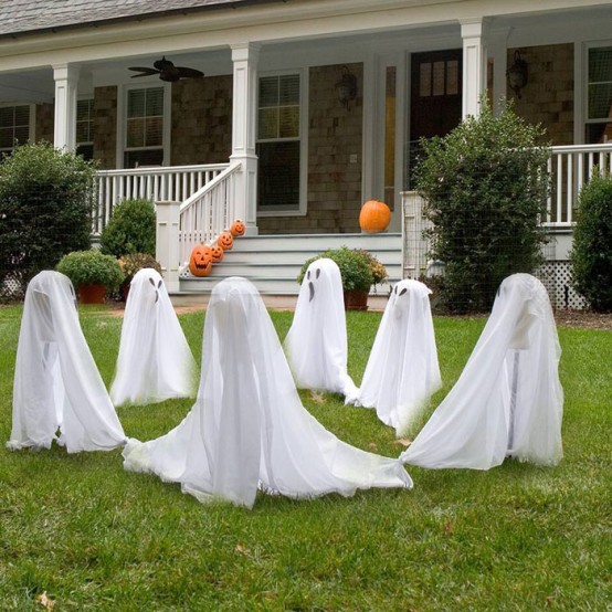This ghosties is an awesome craft project for kids. Cheap materials ensure you can whip up a whole gaggle of such ghosts for your front yard.
