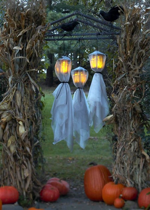 Hanged "people" is a great way to welcome your guests. They will be SCARED!