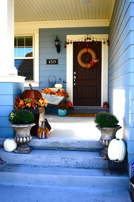 85 Pretty Autumn Porch Décor Ideas - DigsDigs