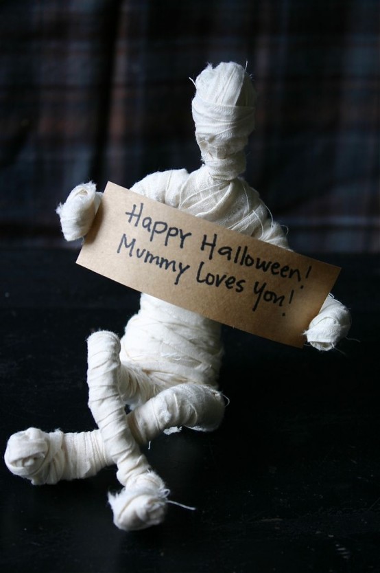 a small mummy with a sign is a scary, stylish and bold Halloween decoration that you can make for your Halloween party
