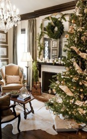 a Christmas tree with refined decor – clear, gold ornaments, gold ribbons and lights is a gorgeous idea for the holidays