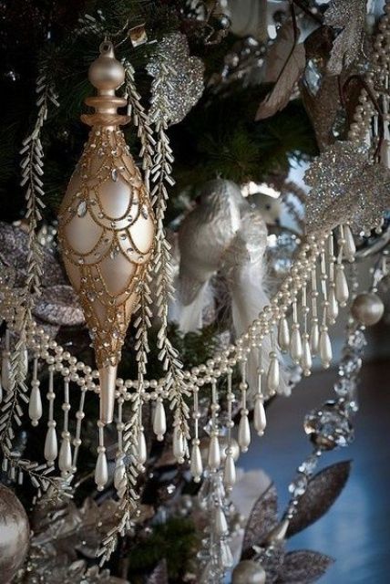 gold ornaments and white pearly beads are a perfect sophisticated combo for decorating a Christmas tree in vintage style