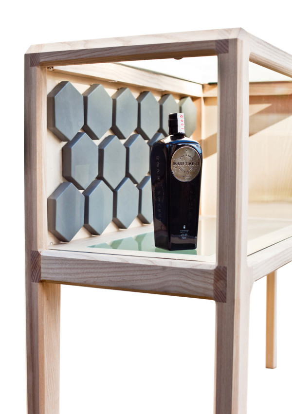 Refined Linnk Liquor Cabinet With Geometric Design