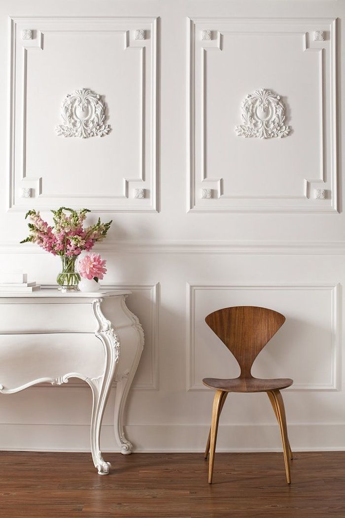 a white wall with beautiful molding is a very chic and refined solution to go for, it will add a refined touch to any space