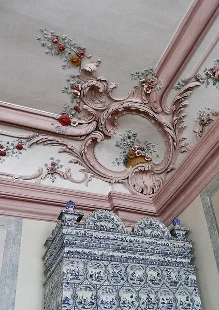 a neutral ceiling with pink molding and colorful blooms is a cool idea for a  chic and refined space with a touch of French style