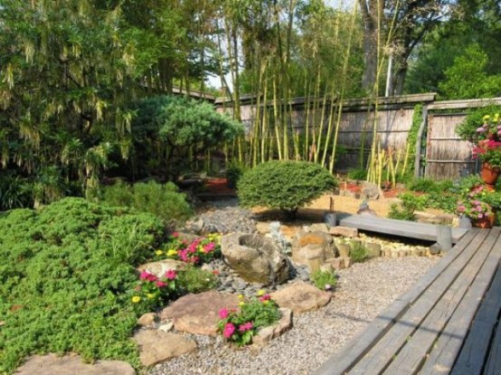 Guijarros, rocas, vegetación, flores y bambú para un jardín de estilo japonés pero europeo gracias a las plantas en flor