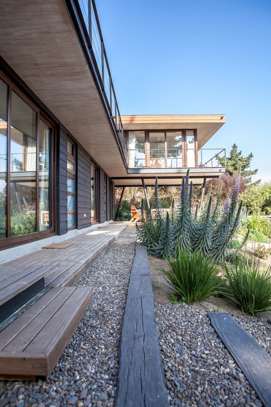 Relaxing Tanovatti Retreat With Bright Interiors