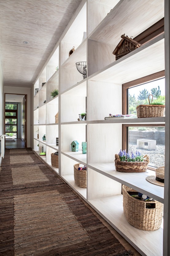 Relaxing Tanovatti Retreat With Bright Interiors