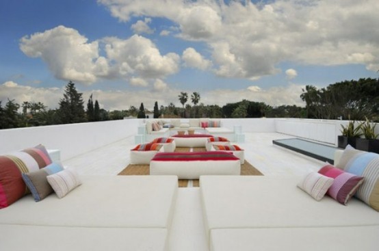 This rooftop lounge area features an amazing, airy, minimalist design. It's perfect to enjoy some sunlight.