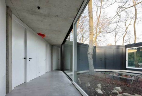 Round Concrete And Wood House To Merge With Nature
