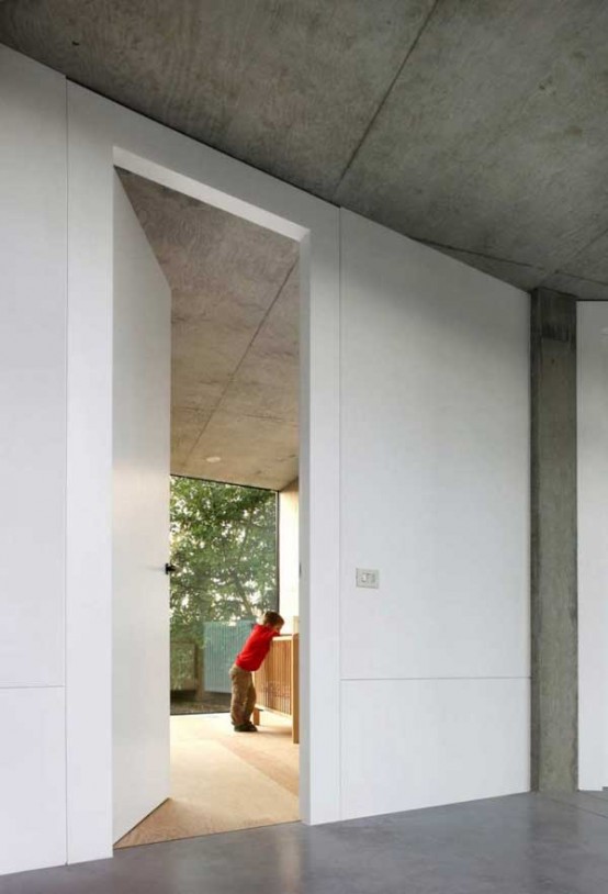 Round Concrete And Wood House To Merge With Nature