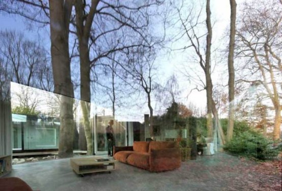 Round Concrete And Wood House To Merge With Nature