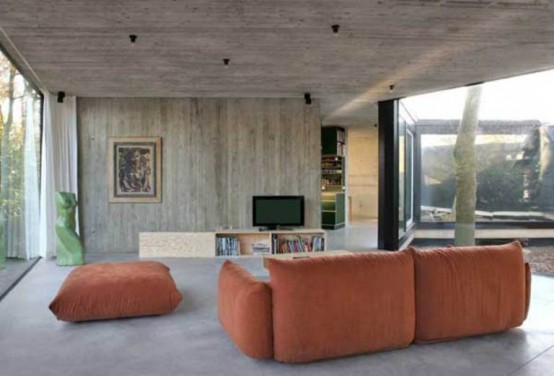 Round Concrete And Wood House To Merge With Nature