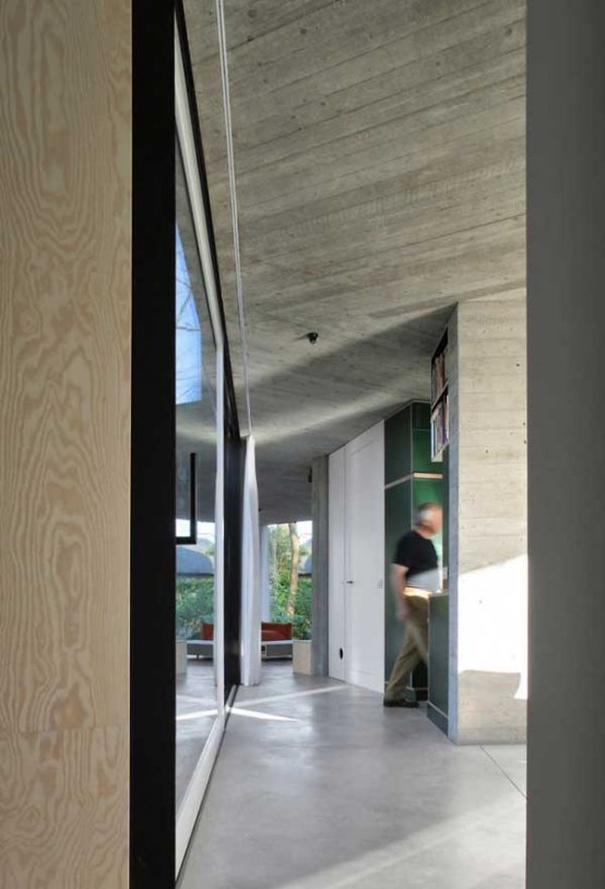 Round Concrete And Wood House To Merge With Nature